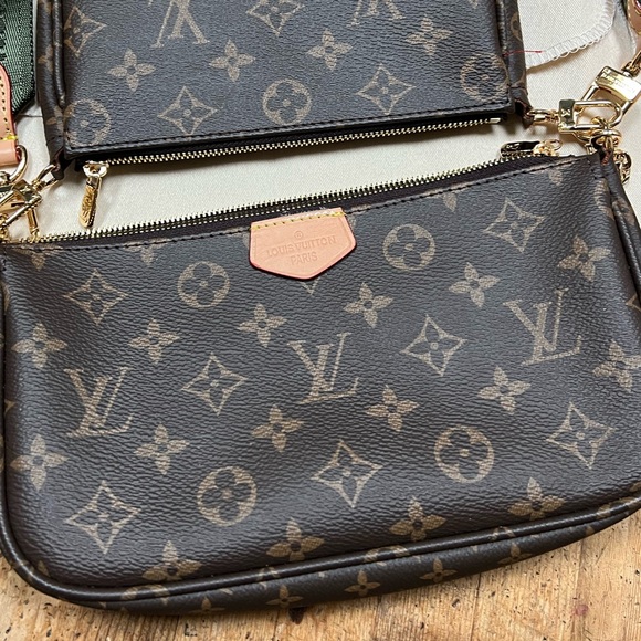 Designer look -Stylish Crossbody Handbag. New condition. Perfect for a LV look. - Picture 4 of 7